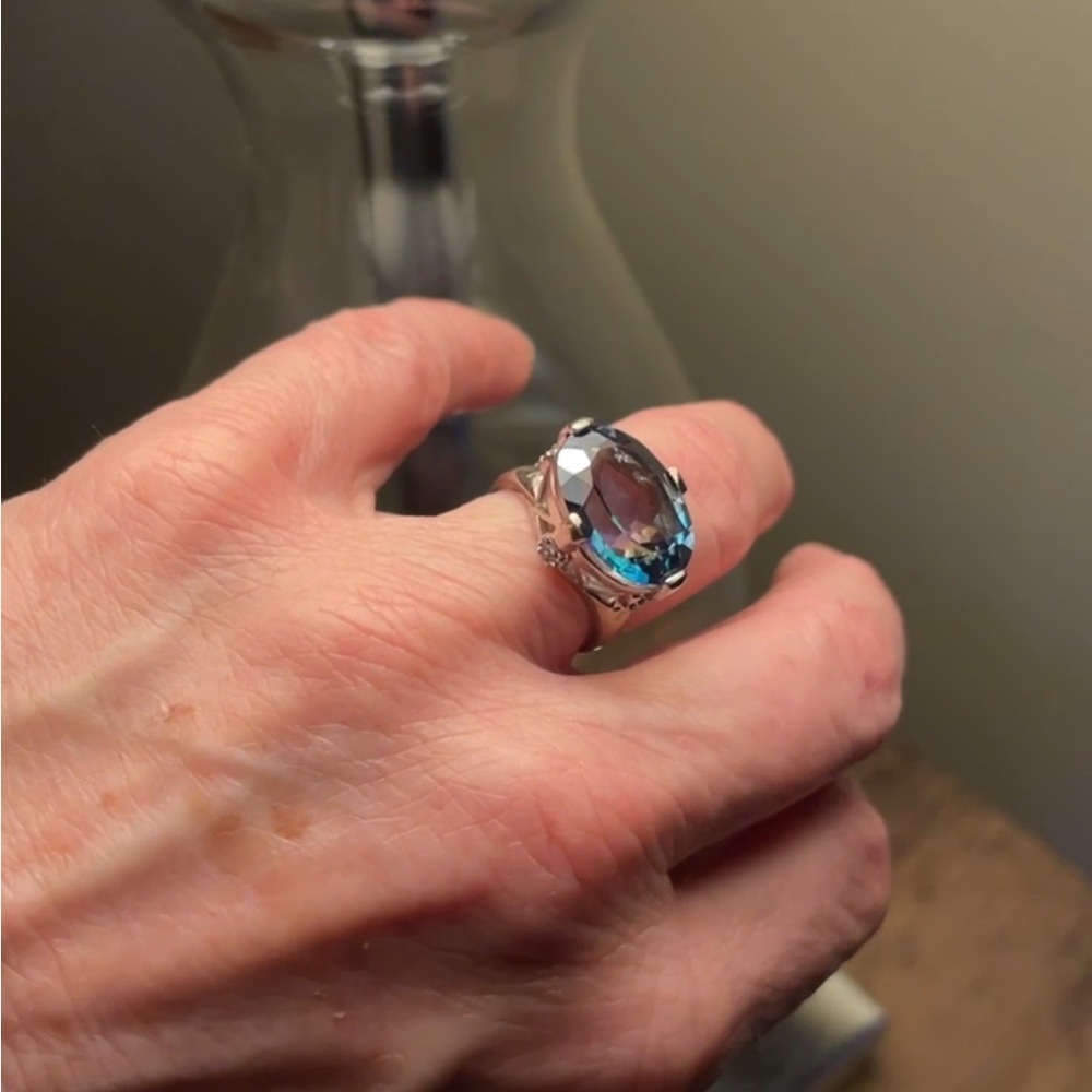 16 BLUE DIAMONDS Genuine
Mystic BLUE TOPAZ
THIS RING IS STUNNING!
9kt White Gold
